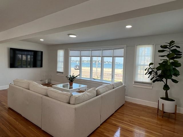 Living Room 
Grand View of Beach