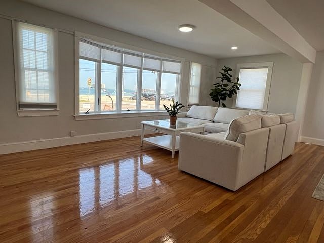Living Room 
Grand View of Beach