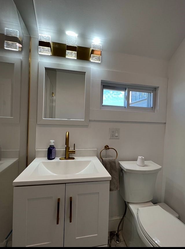 1ST FL Bathroom
