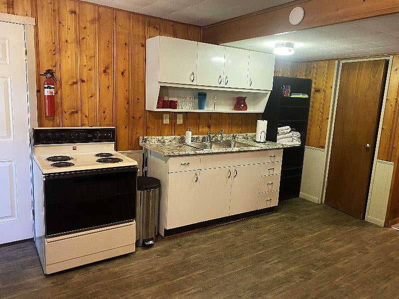 FULL SIZE STOVE/OVEN This pic shows the new countertop and sink added last month