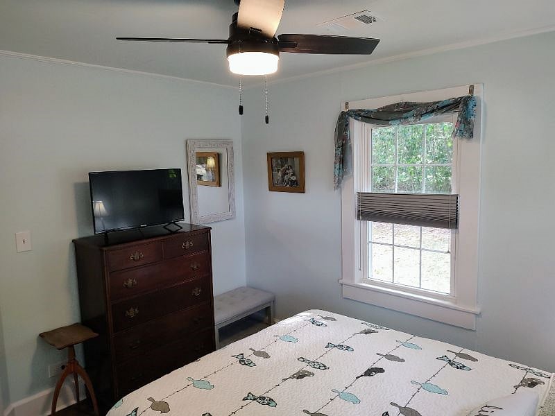 Second queen bedroom with 32 inch Roku TV, Dohm white noise machine.