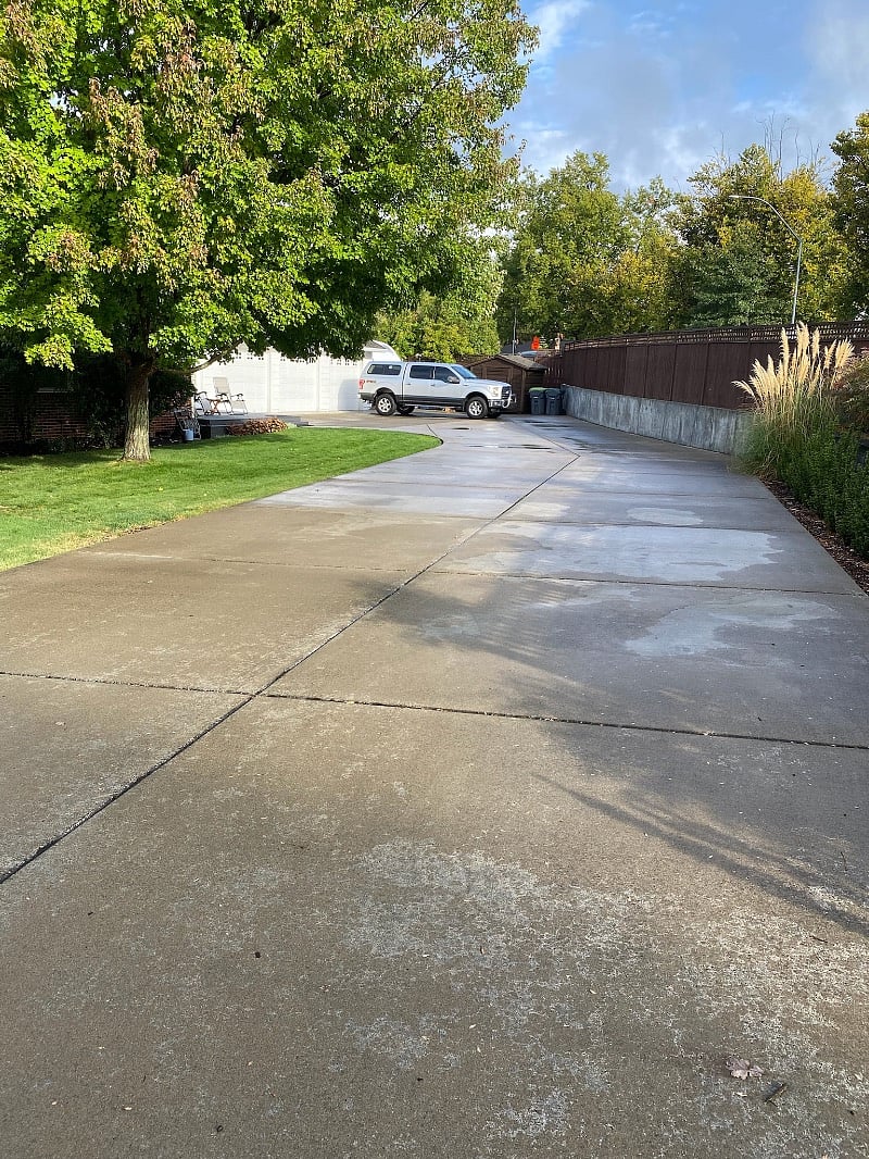 Driveway is long,away from the streetQ