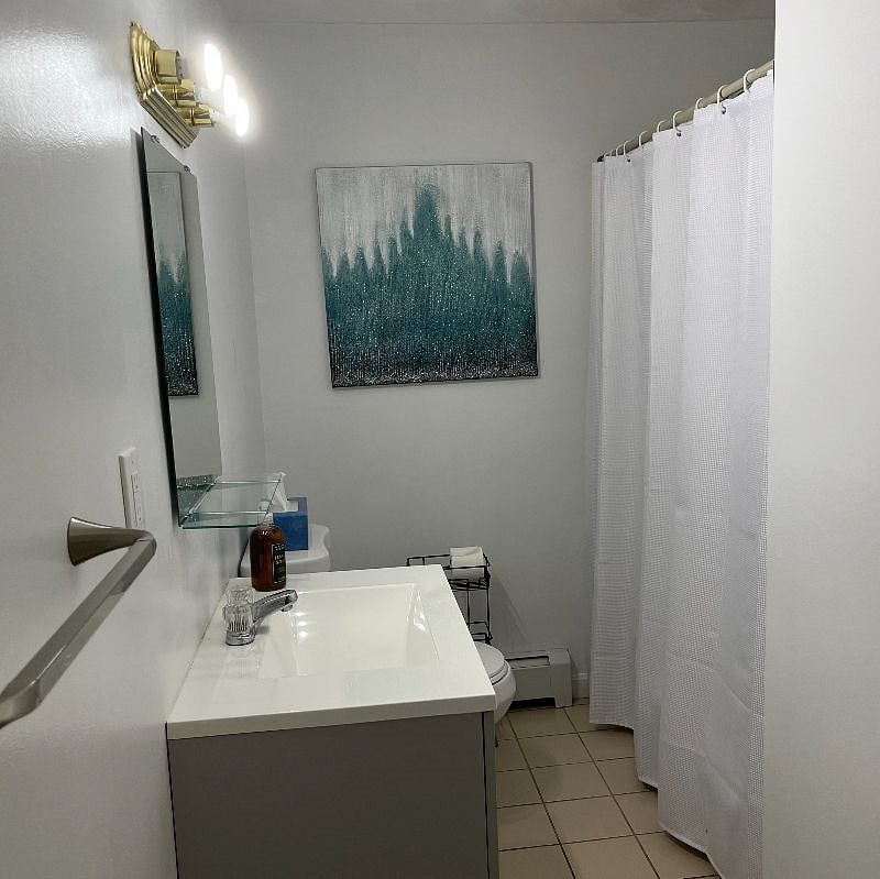 Bathroom with shower/tub combo.
