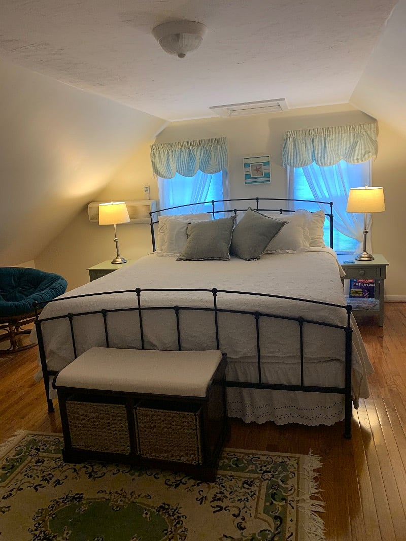 Upstairs King w Closet and Dresser