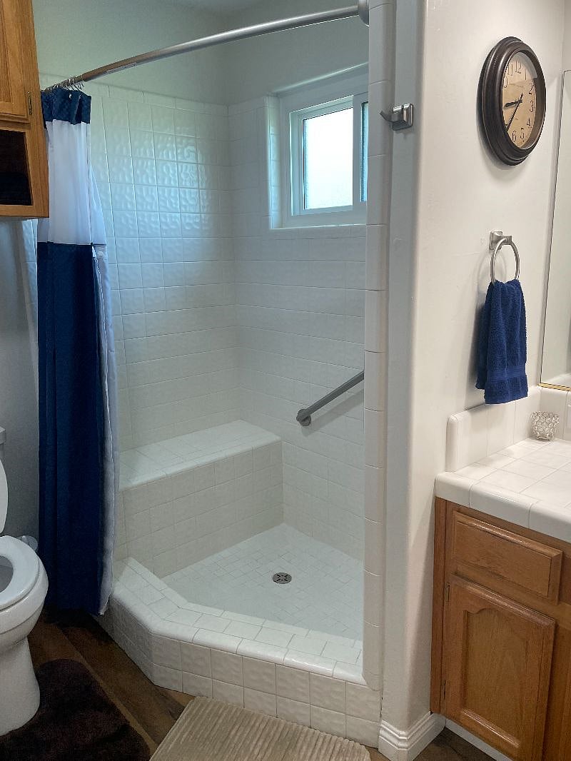 Large Shower with built in Bench