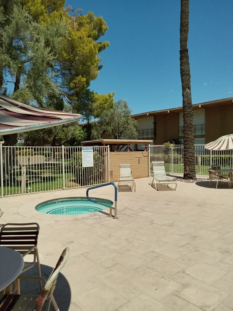 Heated hot tub/spa (north pool)