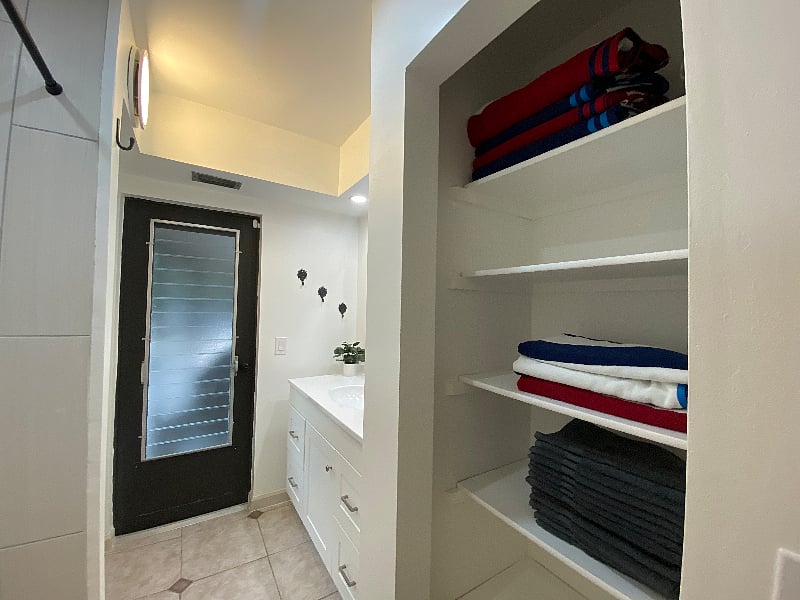 Hall Full bath with tub