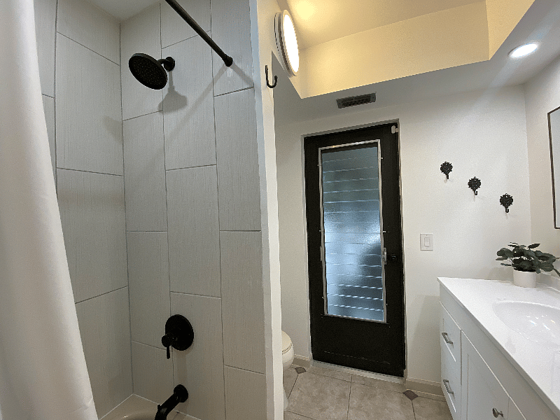 Hall Full bath with tub