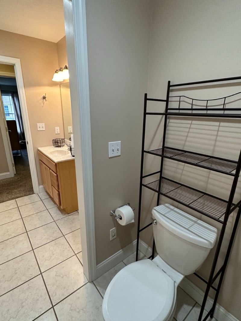 Private 2nd bathroom (second view)