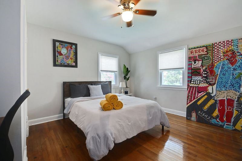 Upstairs bedroom #2 (queen size bed) w/ desk
