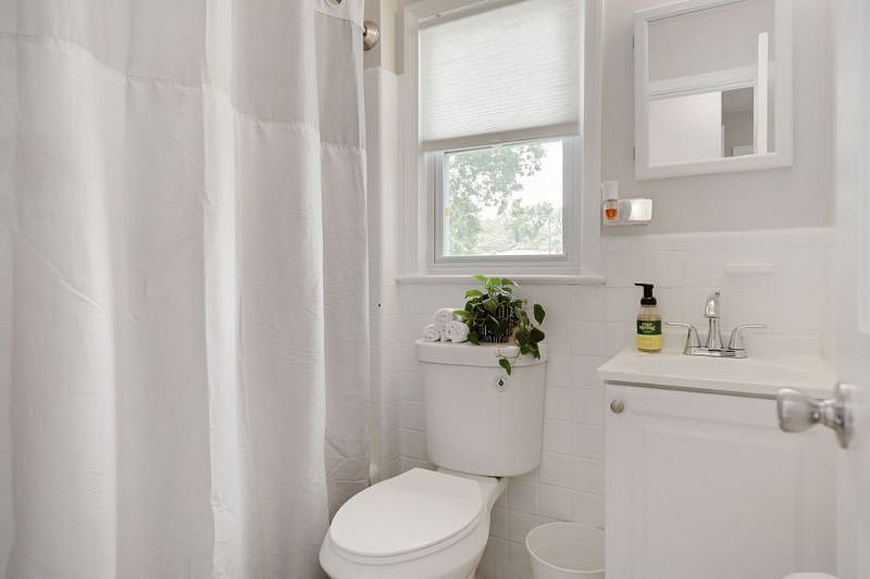 Upstairs full bathroom w/ tub