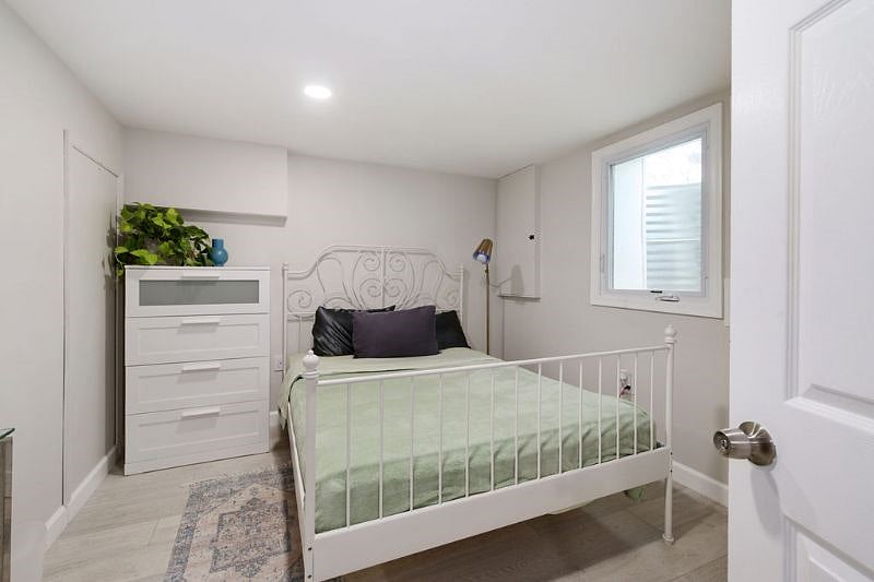 Basement bed room #1 (queen bed)