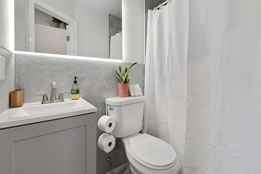 First floor bedroom ensuite bathroom.