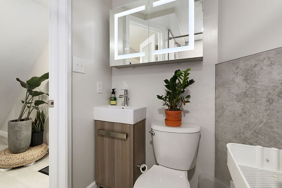 Full bathroom with shower, sink and toilet