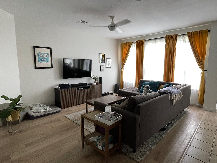 Shared living room (1st floor)