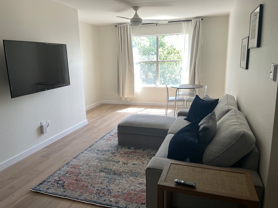 Private living room loft (2nd floor)