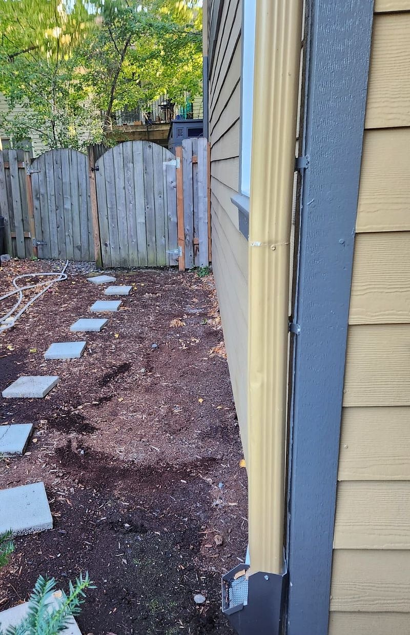 Separate entrance to the side of the house
