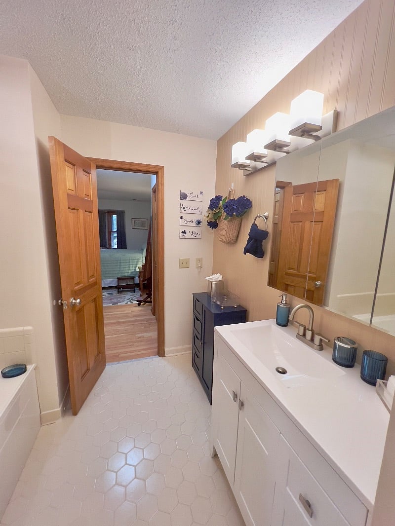 Charleston Room Private Bathroom