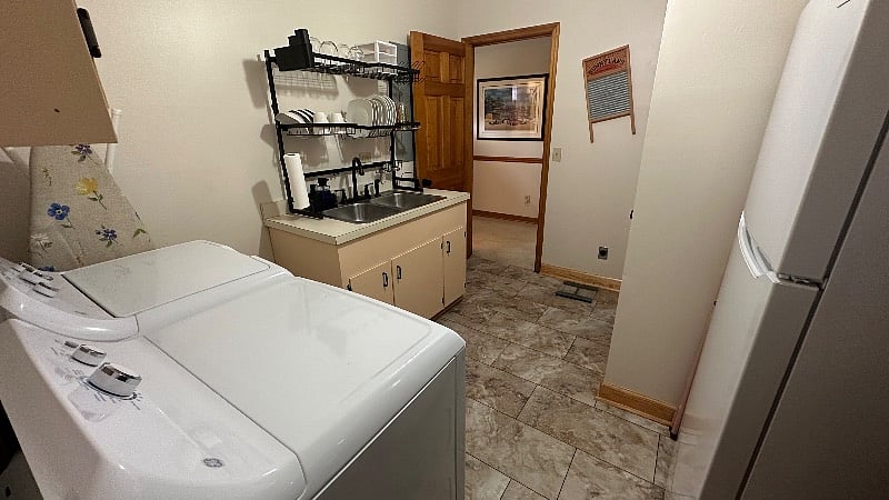 Kitchenette/Laundry Room