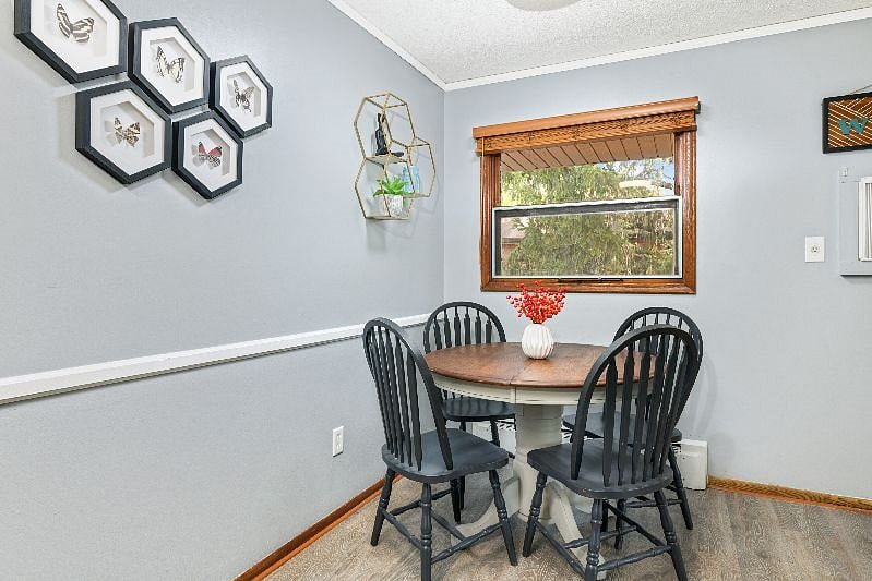 Dining area that seats 4 comfortably
