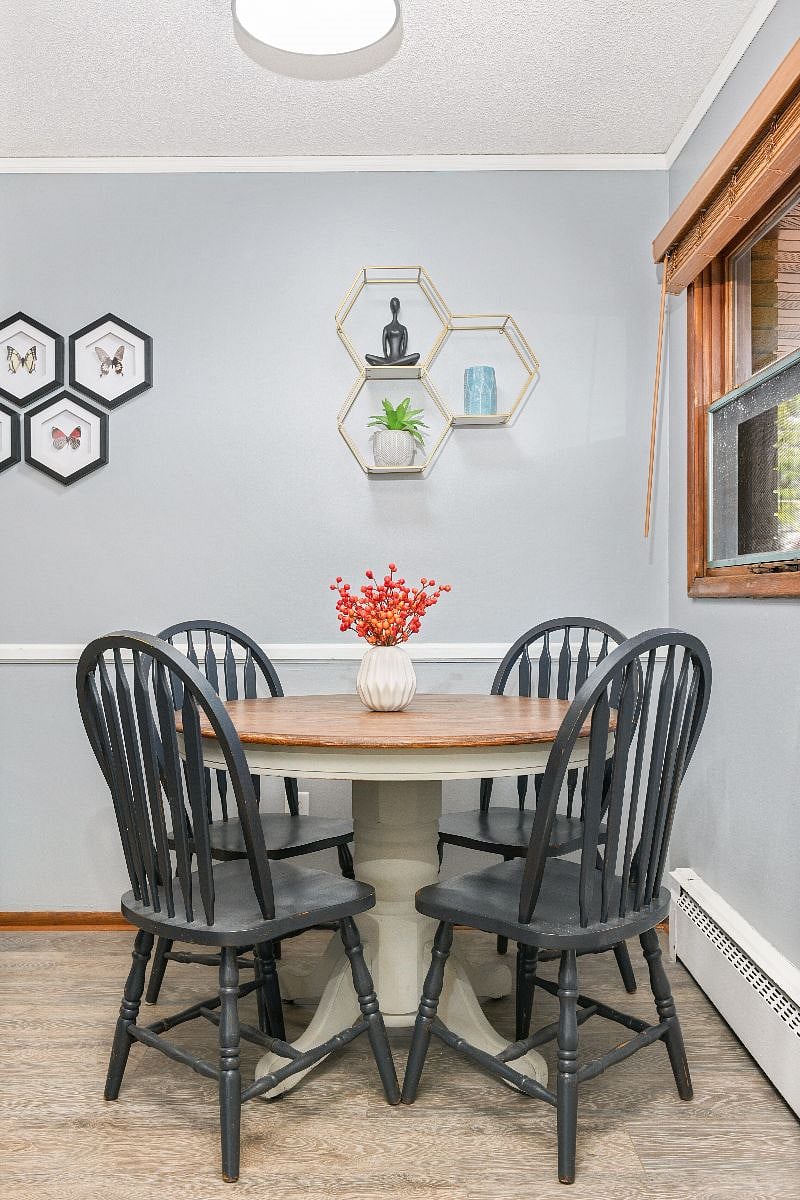 Dining area that seats 4 comfortably