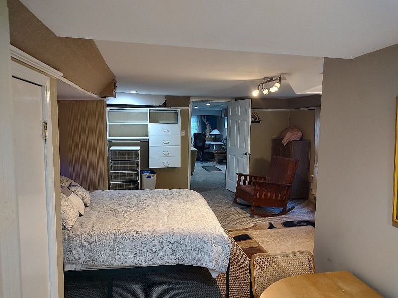 Bedroom closet system