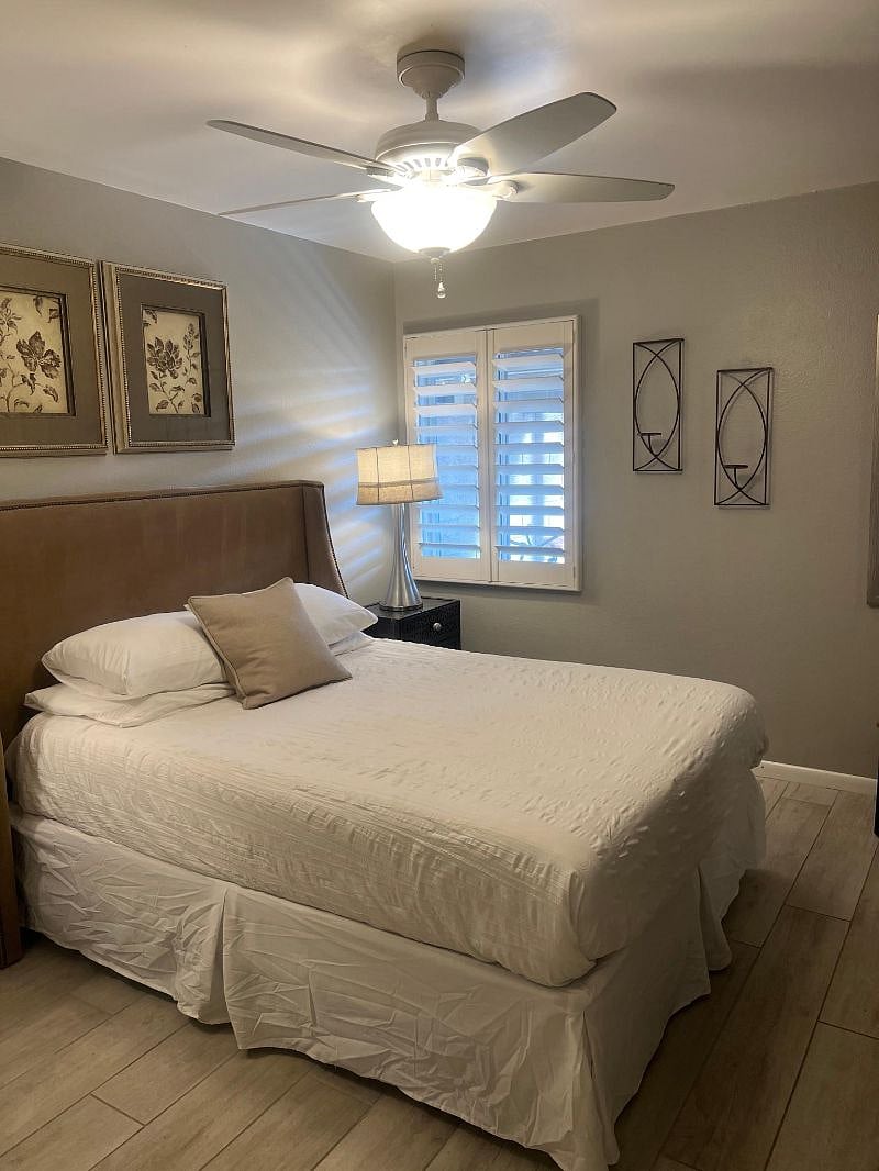 Bedroom 1 queen bed
