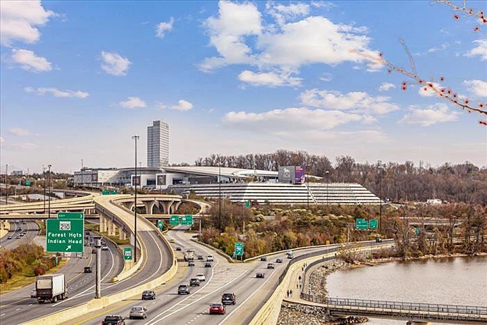 5 mins from the MGM, GAYLORD, NATIONAL HARBOR w/ restaurants, bars, clubs, and shows.