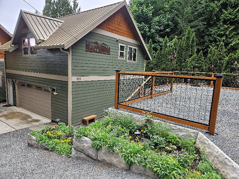 Ample off-street parking near your apartment, which is located over a detached garage. Washing machine and dryer available only in main house, but we will work something out with you!