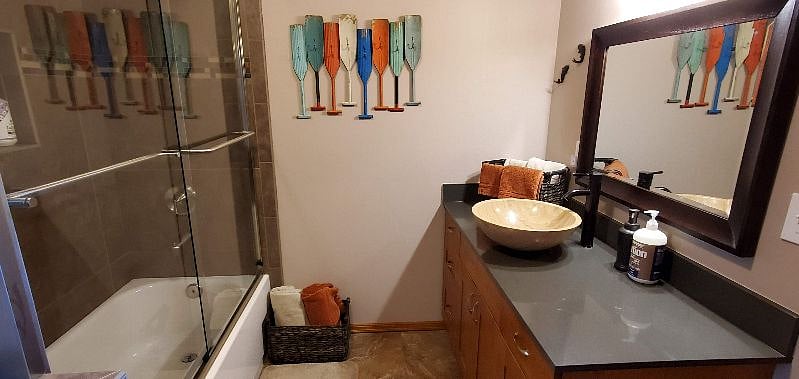 Shower bathtub