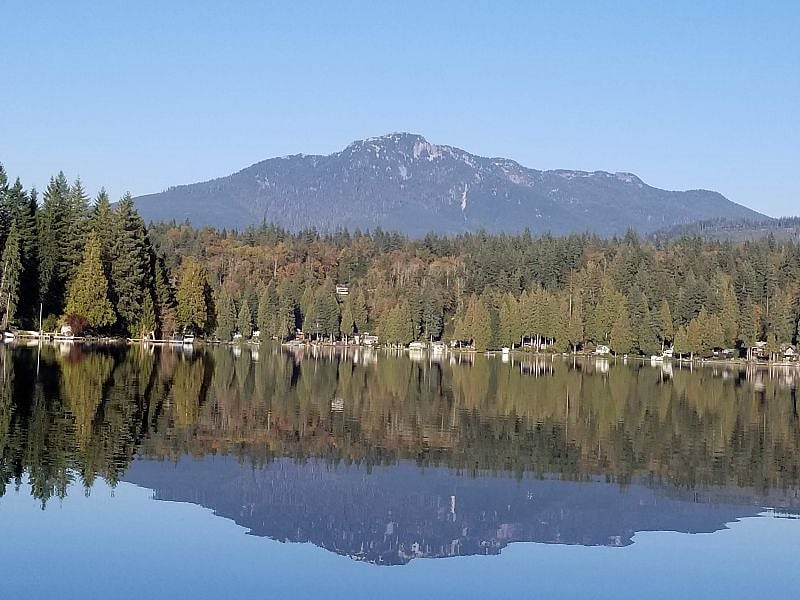Beautiful Lake Roesiger - Kayak out to view the mountain, which is east of us. To see sunsets at night, simply look to the west!
