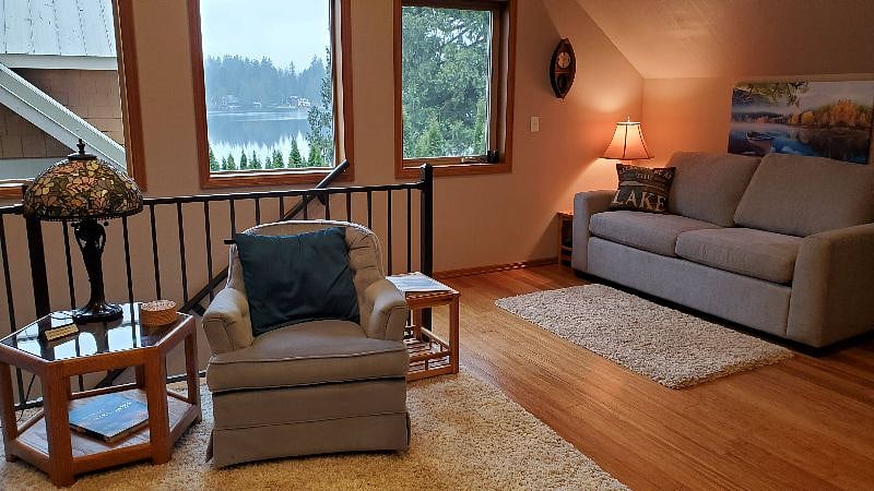 Lake view, hide-a-bed