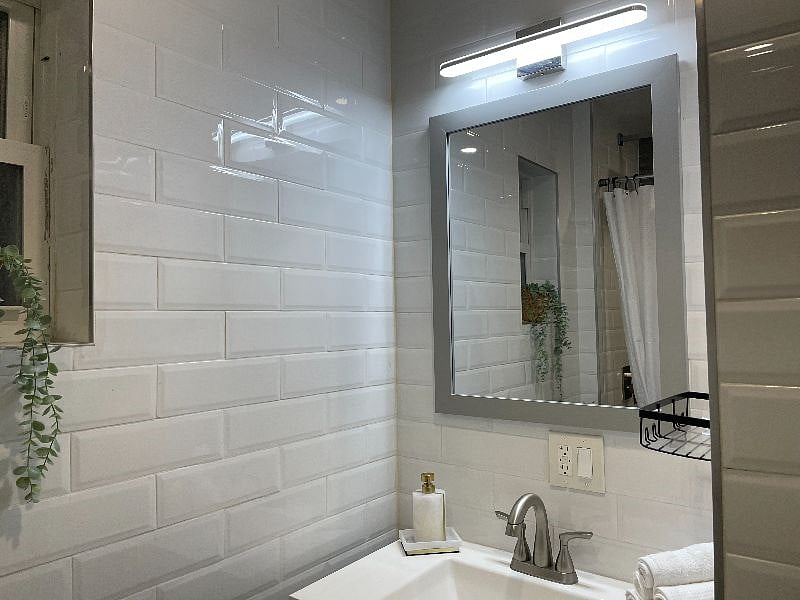 Upstairs Full Bathroom