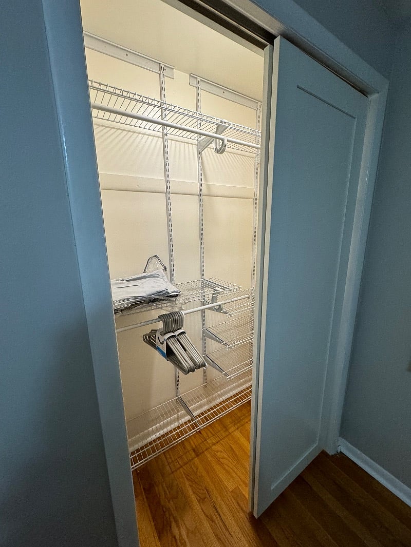 Bedroom 1 - closet - adjustable shelves