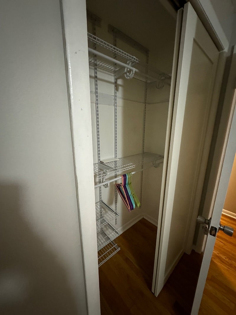 Bedroom 2 - closet - adjustable shelves