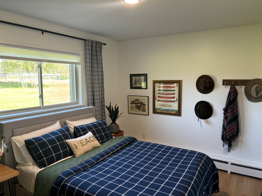 Bedroom #2- queen mattress and large closet.