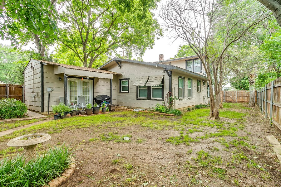Another view of the back yard Shared with other tenants