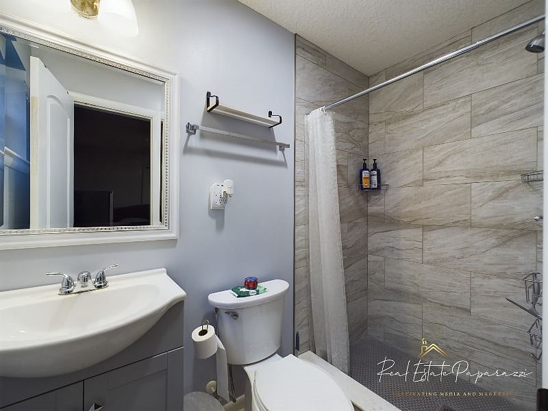 Master Bedroom/FLEX Studio Full Bathroom