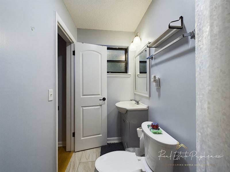 Master Bedroom/FLEX Studio Full Bathroom