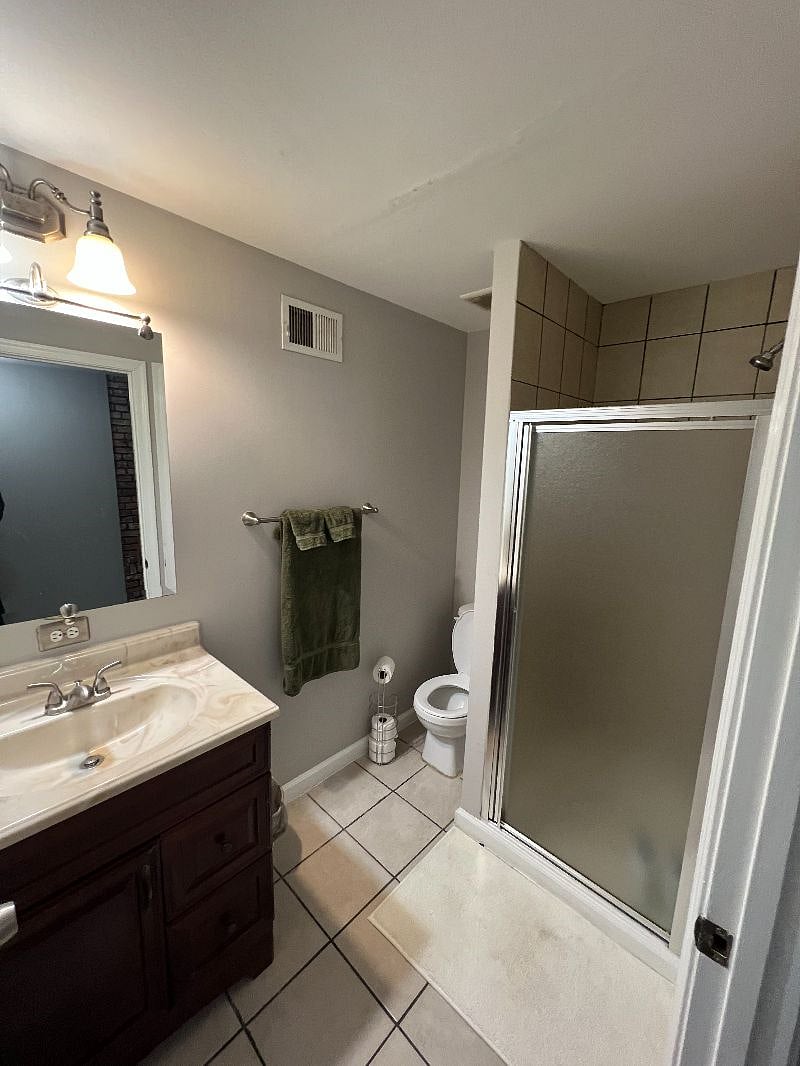 Secondary bathroom with shower.