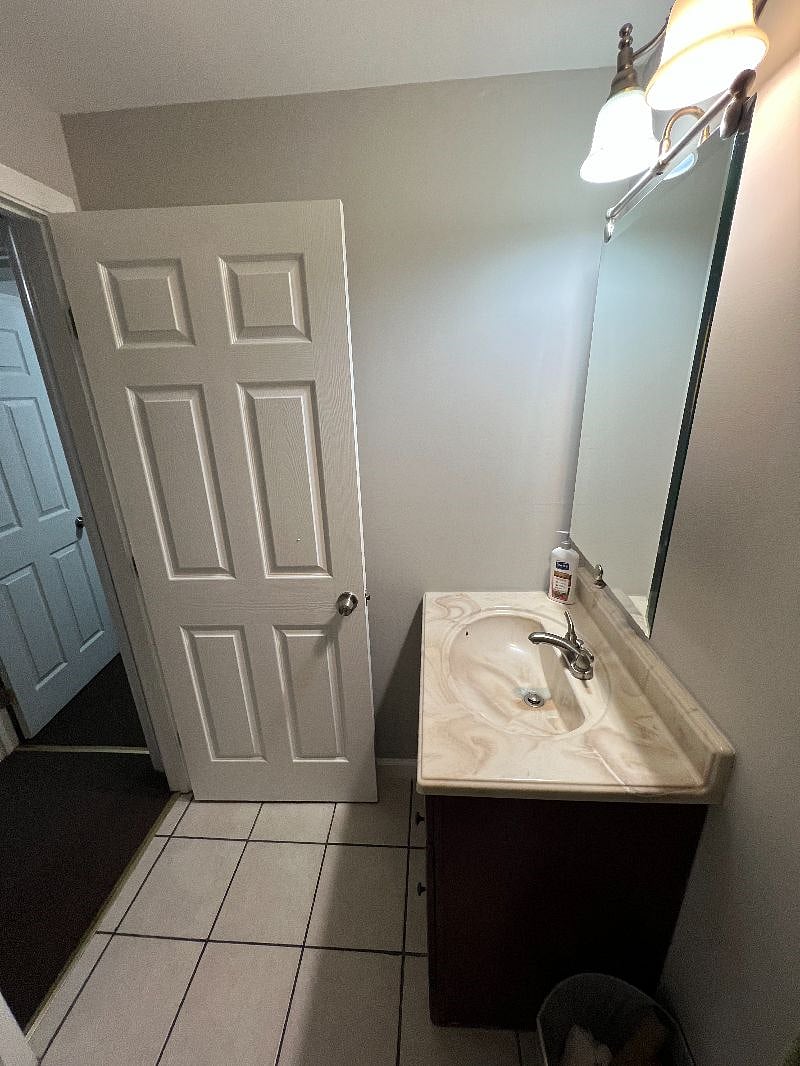 Secondary bathroom with shower.