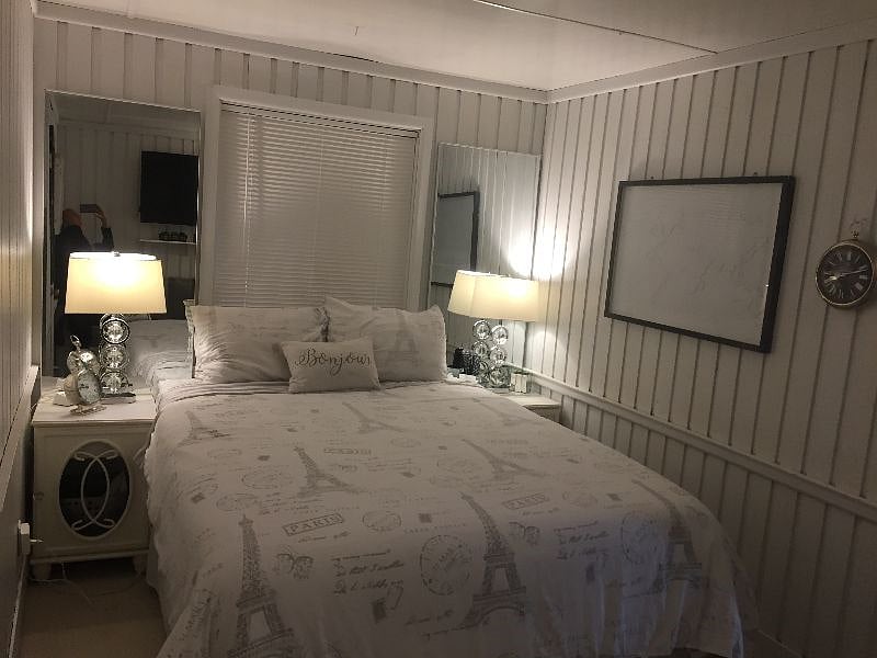Master Bedroom -Queen bed