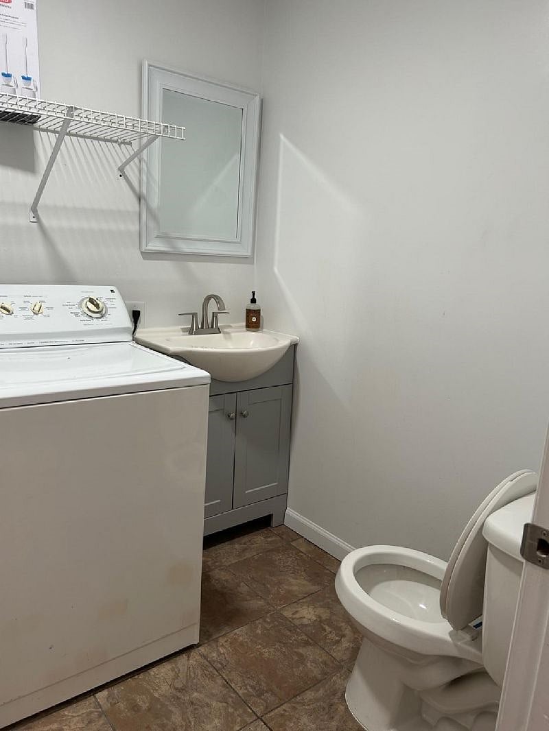 1/2 bath and wash room