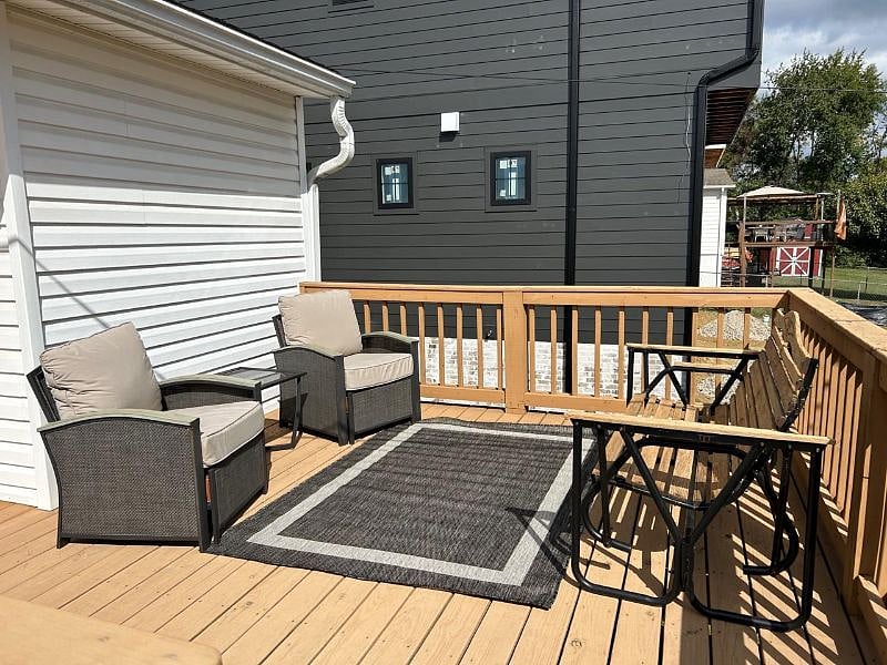 Additional seating on the deck to enjoy the atmosphere.