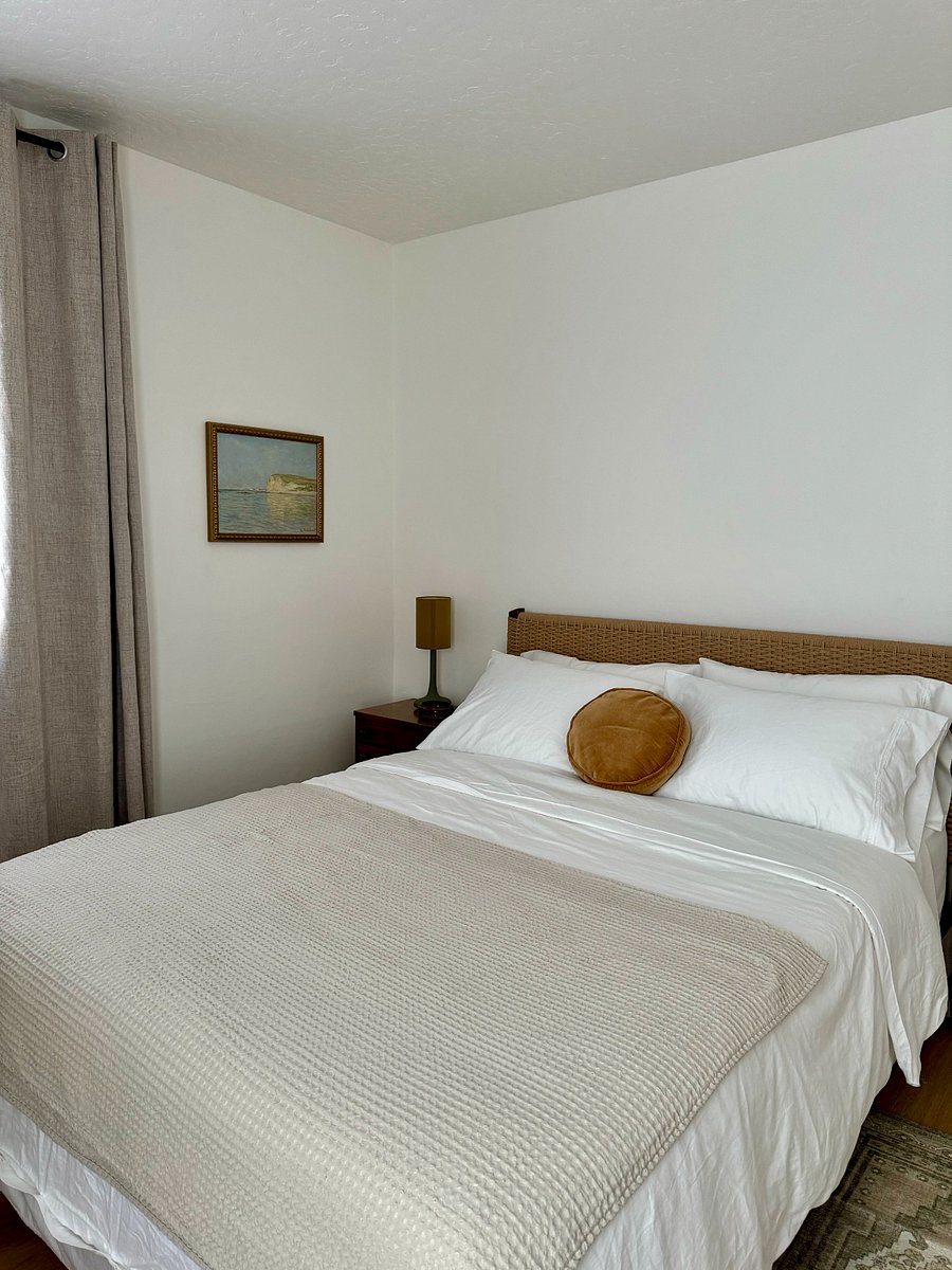 Bedroom 2 - queen bed
