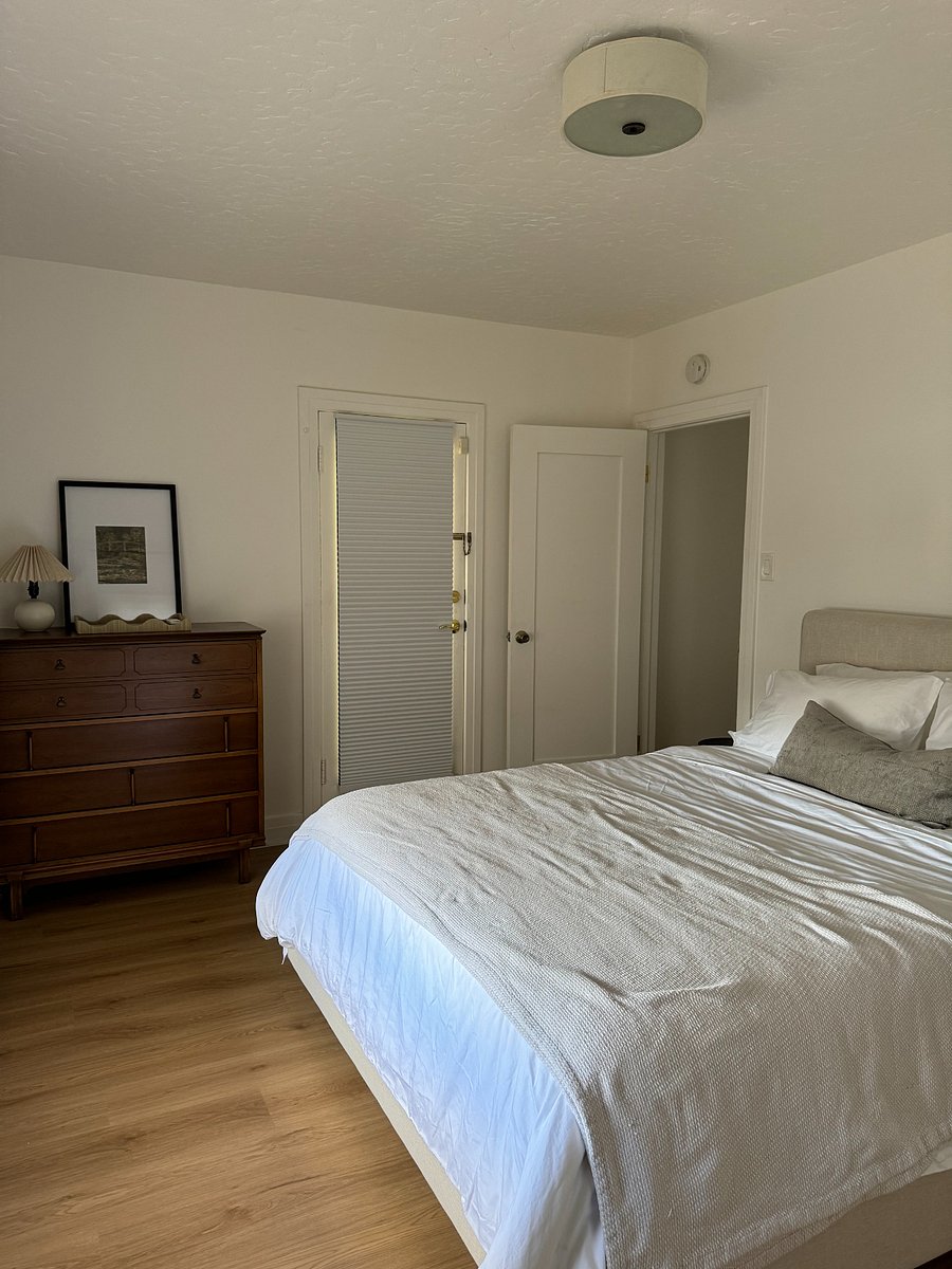 Bedroom 1 - queen bed