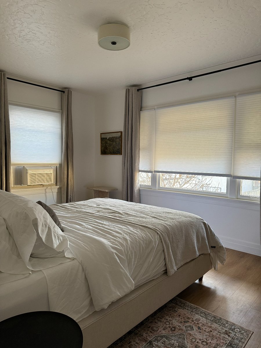 Bedroom 1 - queen bed