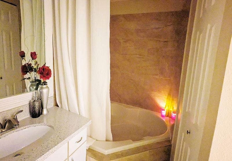 Large bathtub that fits 2 comfortablely