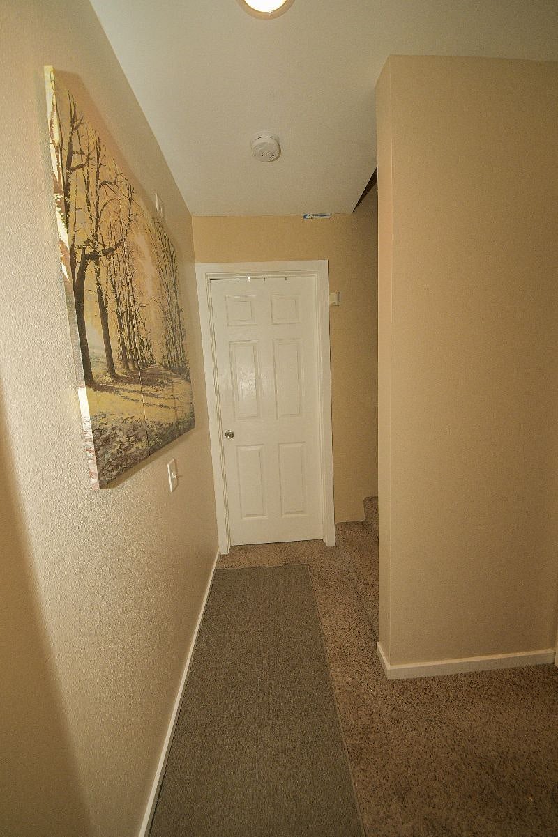 Hall way separate between the 2 bedrooms