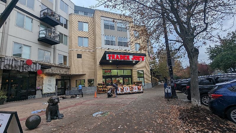 Grocery store 7 mins walk